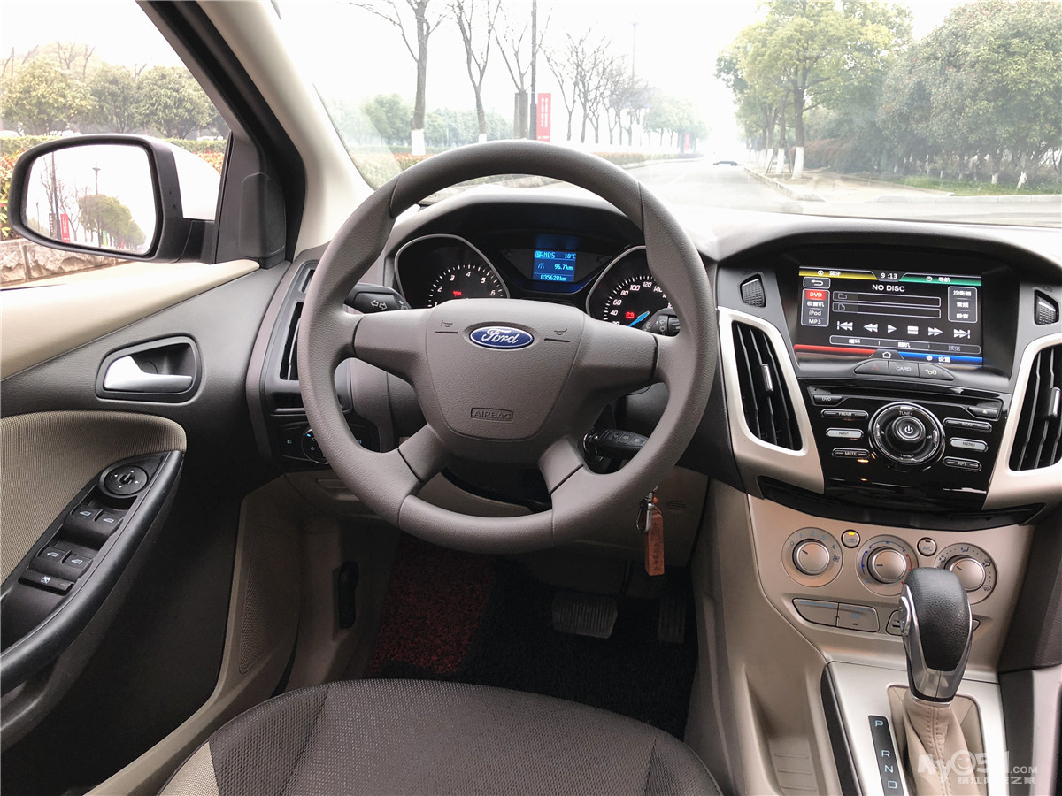 出售福特 新福克斯 14年自动挡 倒车视频/导航/蓝牙/外形年轻时尚/本