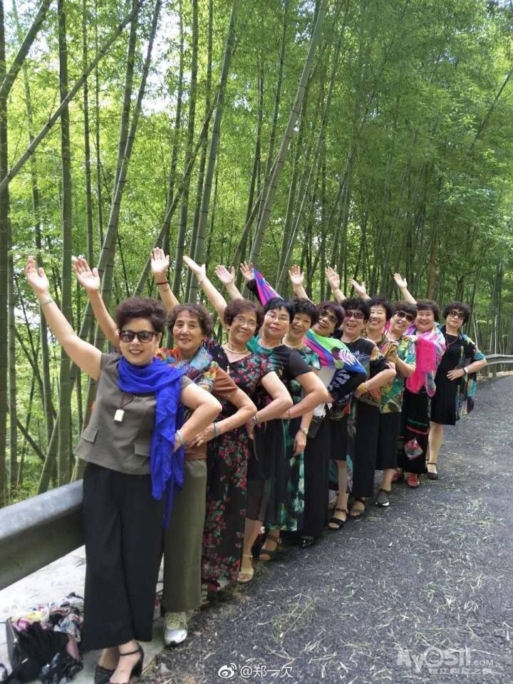 为什么妈妈辈的出去旅游,都要围一根丝巾?不同的大妈同样的审美