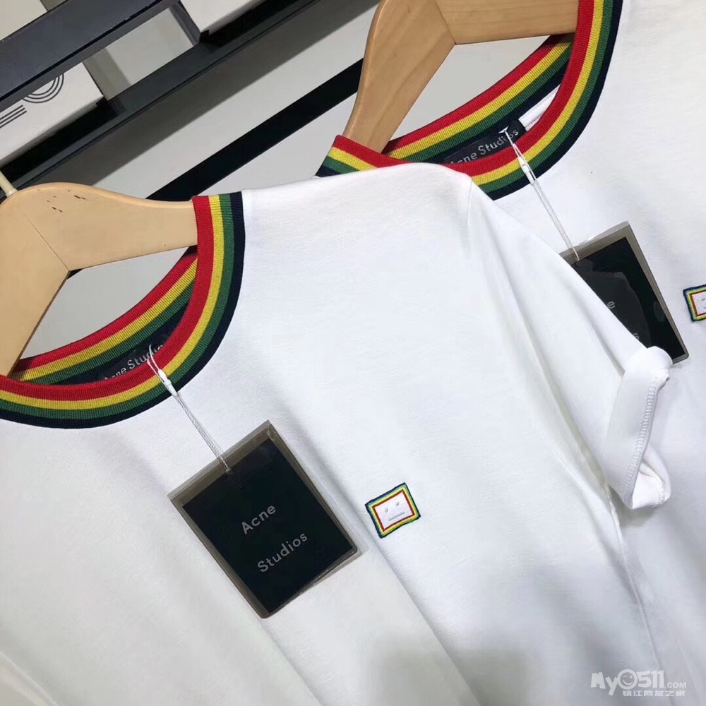 acne彩虹领纯色笑脸标经典t恤