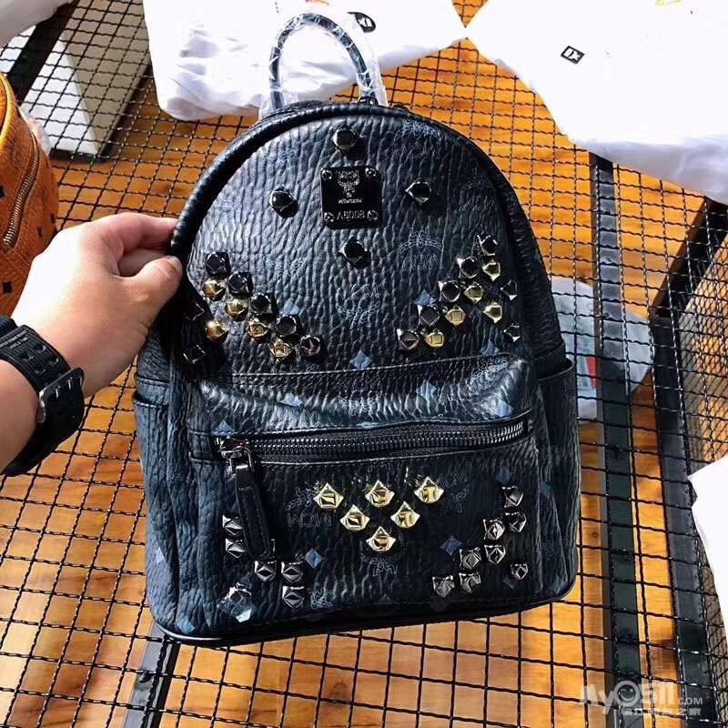 mcm铆钉双肩包.黑 棕色 两色.高逼格