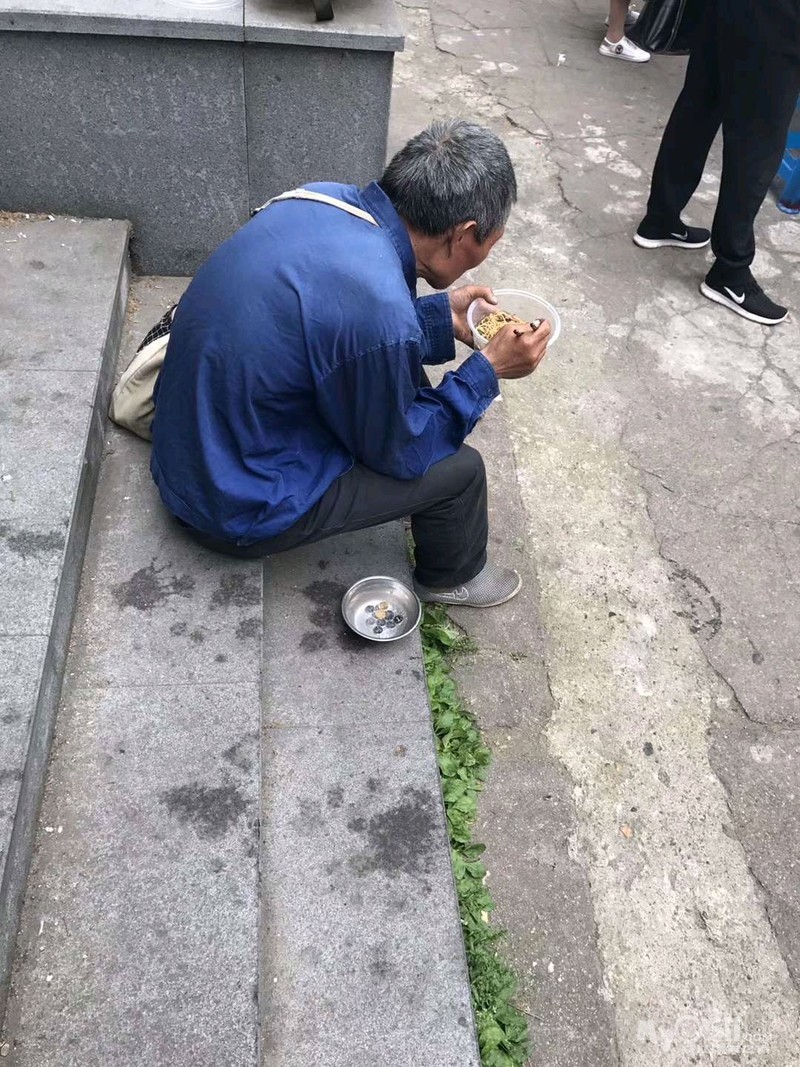 要饭的也是人,别瞧不起任何人,那样你连人都不如