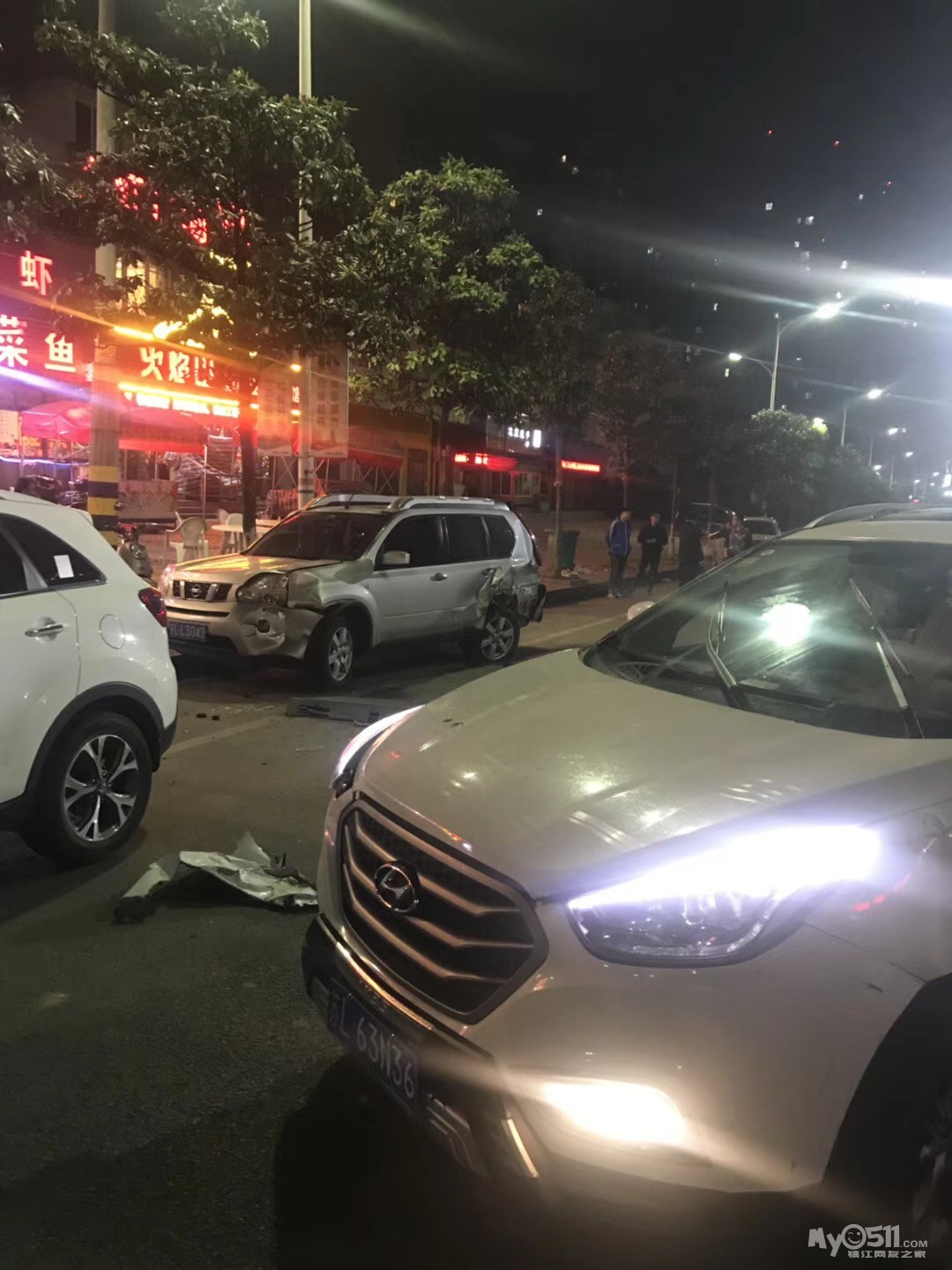 風景城邦路口3車嚴重碰撞,路邊停車遭殃