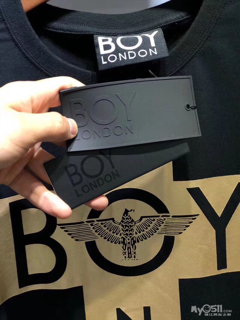 这款是boy最新款吊牌标加最新防伪.真皮吊牌.只有正品才有.