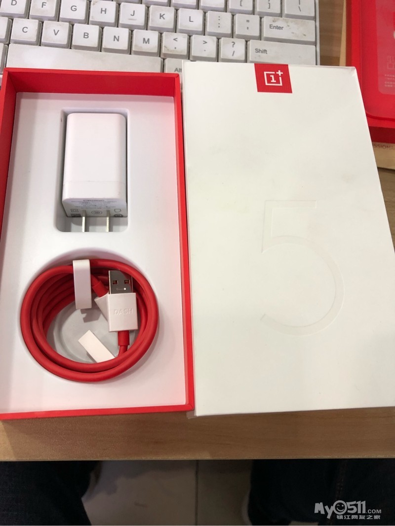 一加5T,冲新成色,配件齐全,支持置换