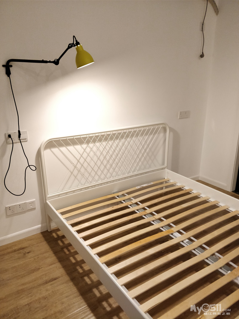 宜家 艾思福,简洁的造型,白色的轻盈感,床板升级了一下,比上面那个