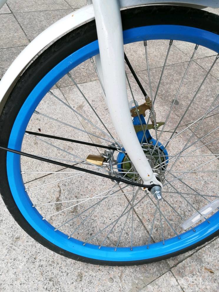 素质极差!共享单车车轮被上锁