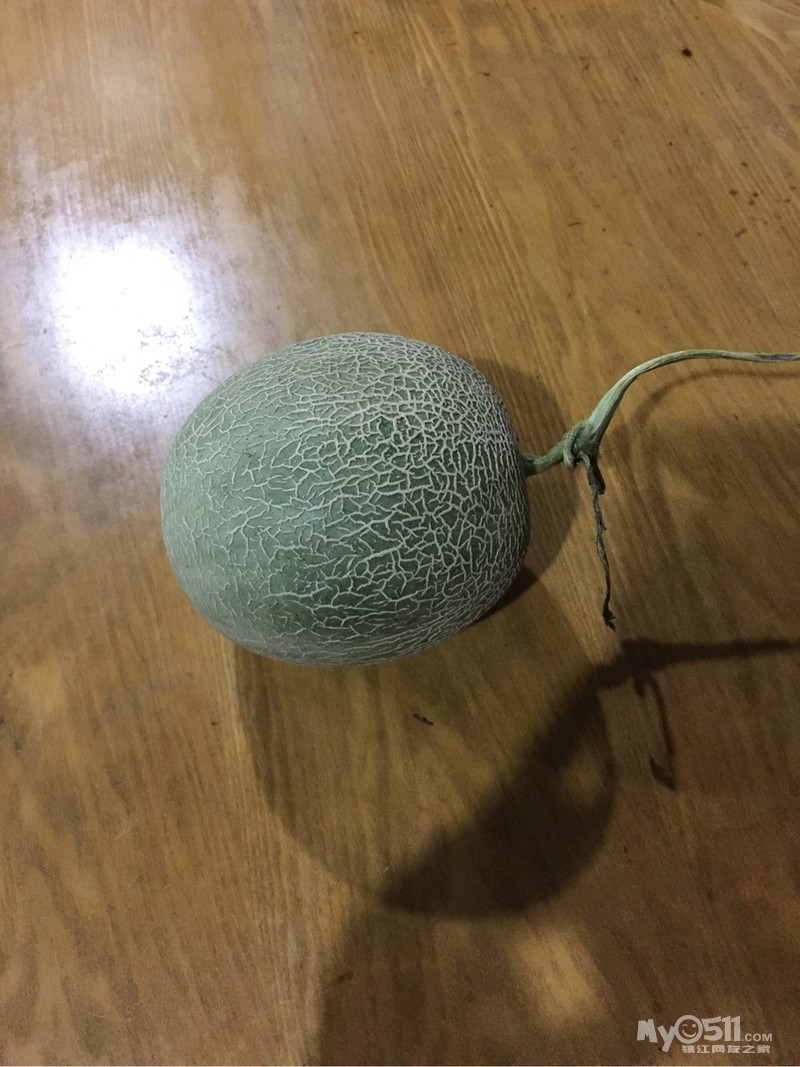 现在都开始卖这么小的哈密瓜了么