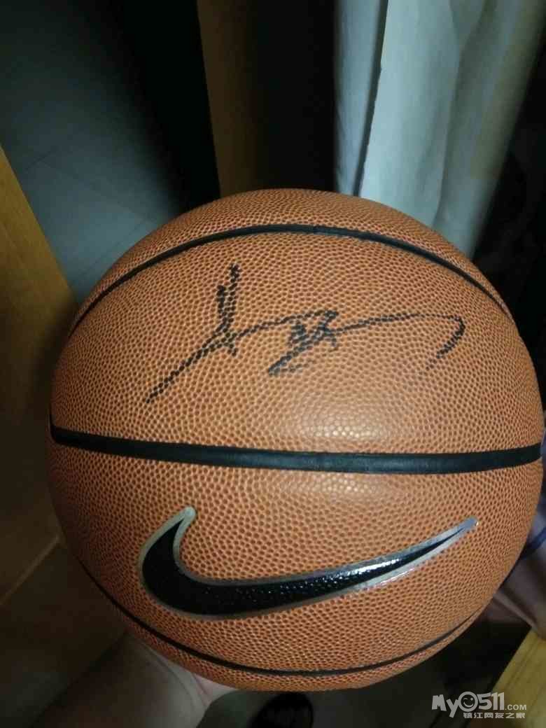 易建联签名篮球
