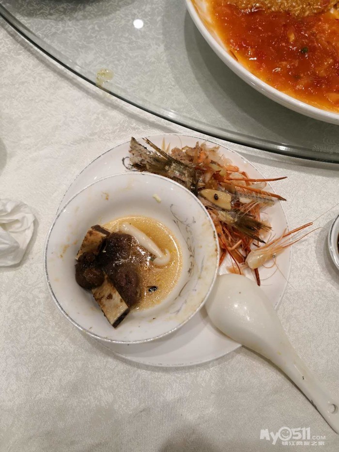 丹徒区新城聚朋阁饭店吃出一只苍蝇,老板竟然无动于衷