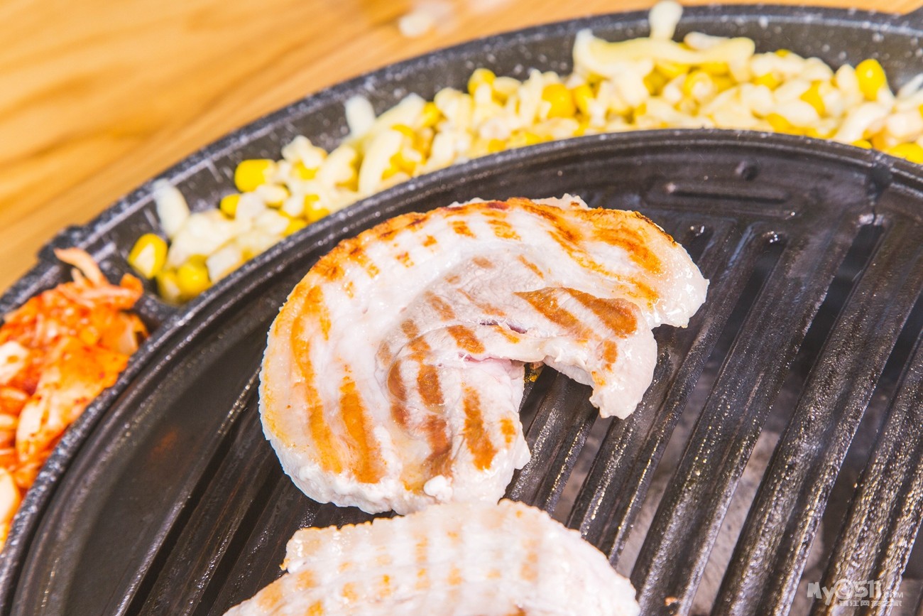 烤盘上的五花肉滋滋作响,迸发出馋嘴迷人的芳香和~脂肪的召唤!