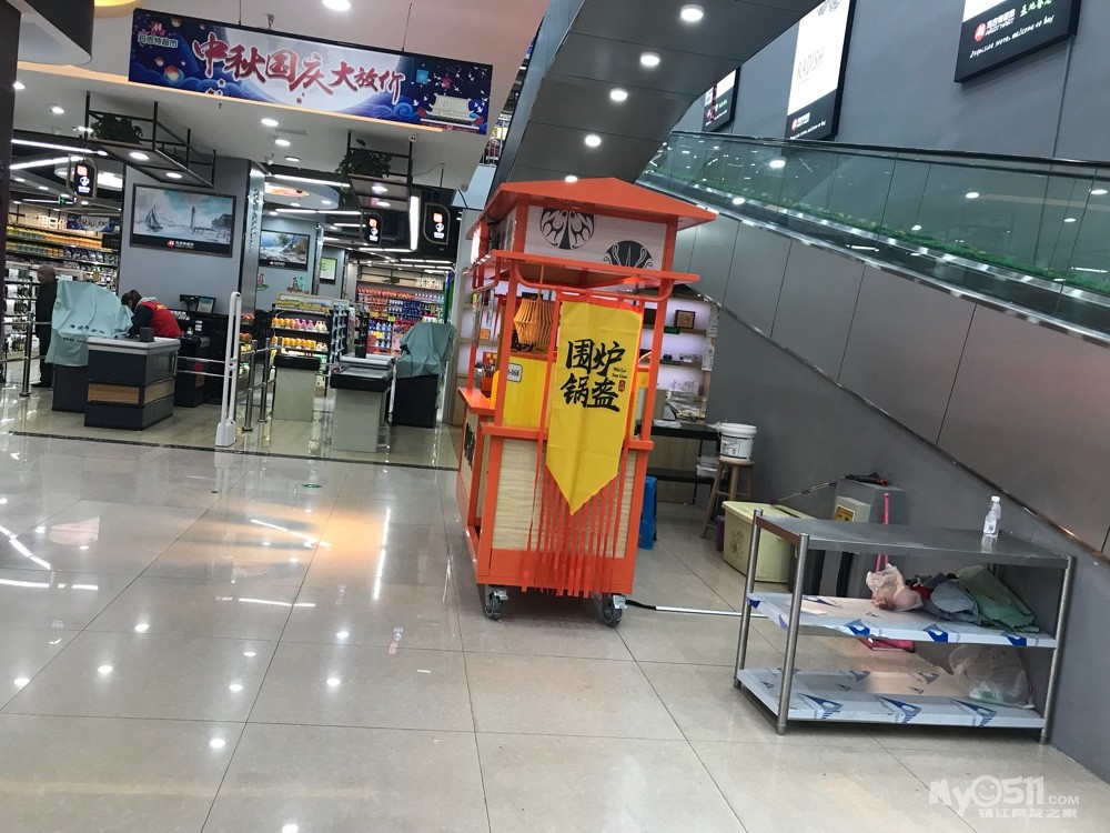 转让  润州区,朱方大厦,玛吉特超市收银出口处,10平方左右摊位转租