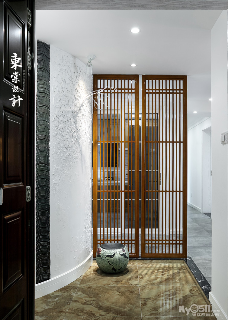 入户玄关选择了日式风格中会采用的踏步设计,通过木质的屏风来突出