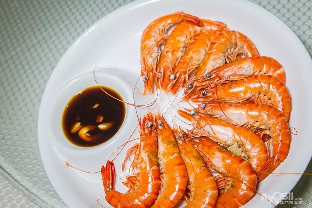 白灼黑虎虾 鲜活的黑虎虾想要入口鲜爽嫩滑 对烹调技法要求很严格