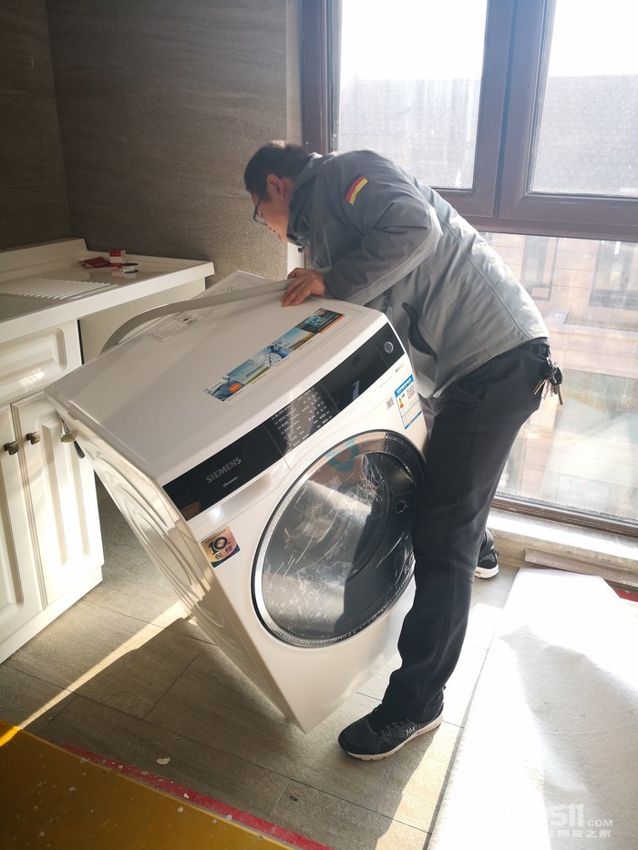 洗衣机安装 安装洗碗机就位 师傅把使用说明贴在墙上，一目了然。