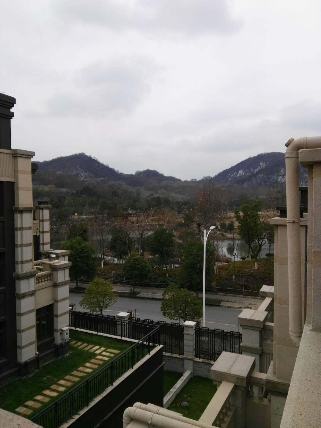 镇江二手房/镇江租房 03 南徐 (精品)一一山林名墅联排别墅260平,湖