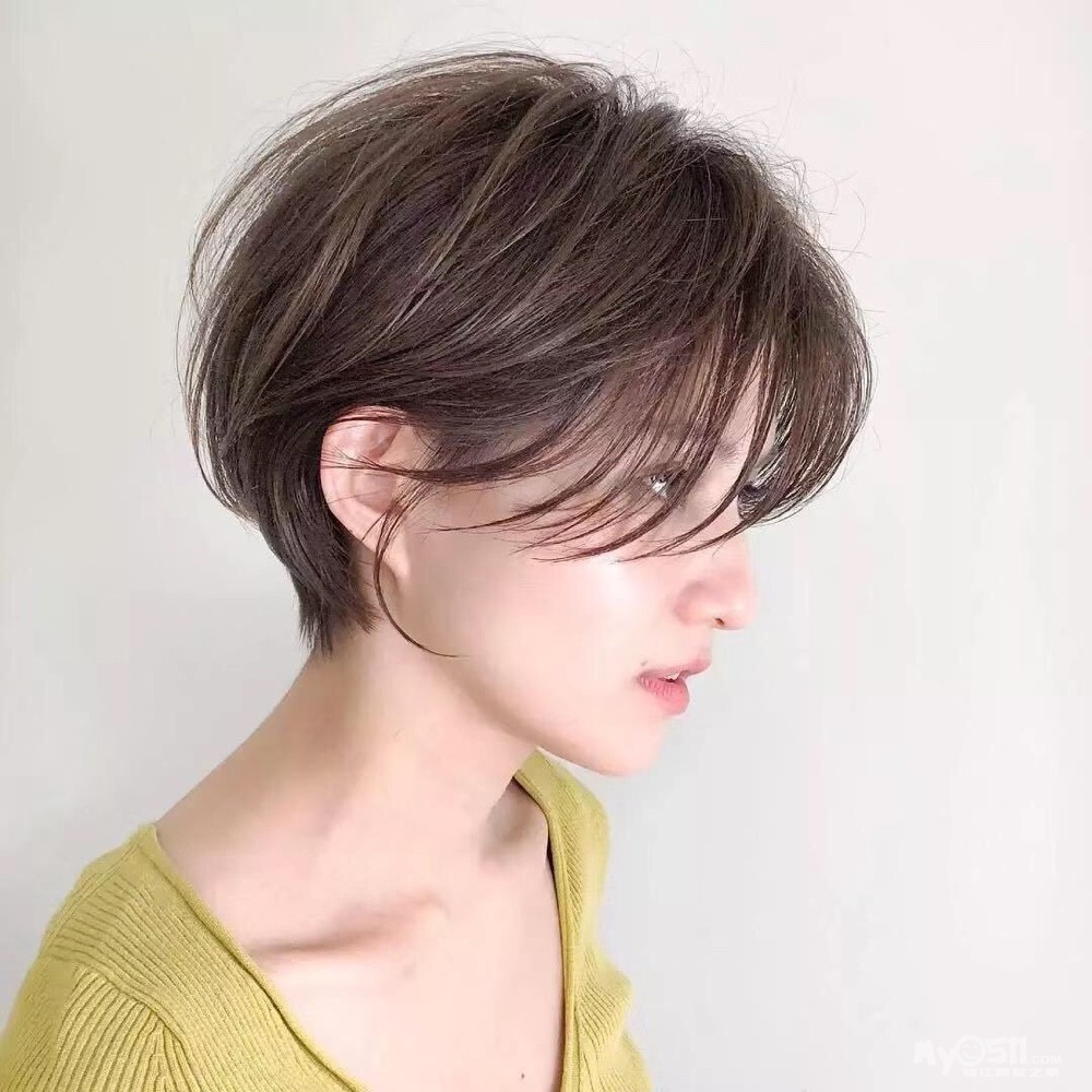 薄梅色带点挑染,是日本妹子比较喜欢的一种染发方式,蓬松的短发发型更