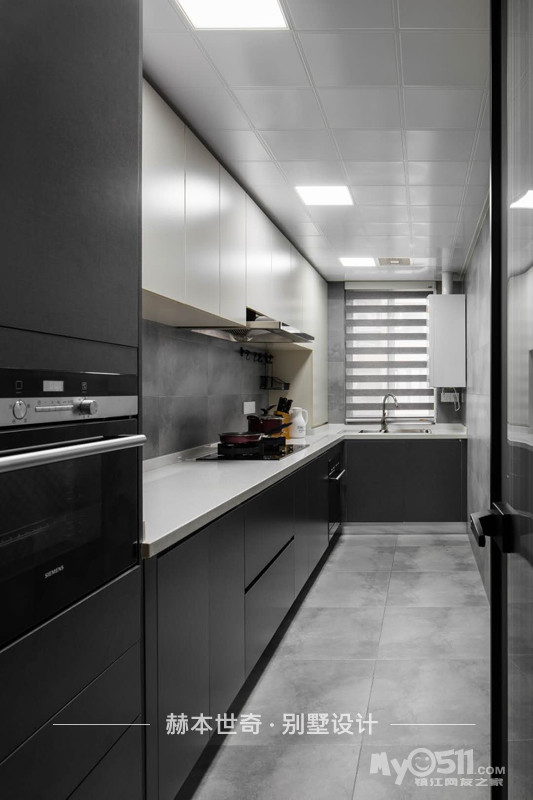 灰色地砖与墙砖搭配黑白色橱柜,彰显空间高级感,百叶窗的点缀很好的将
