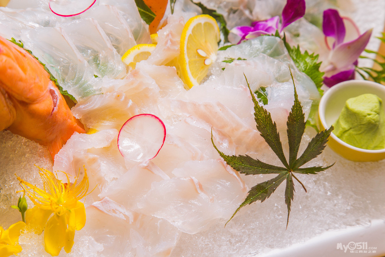 灯光下的东星斑刺身,肉质白嫩里透着粉红,透光看晶莹通透,口感应该更