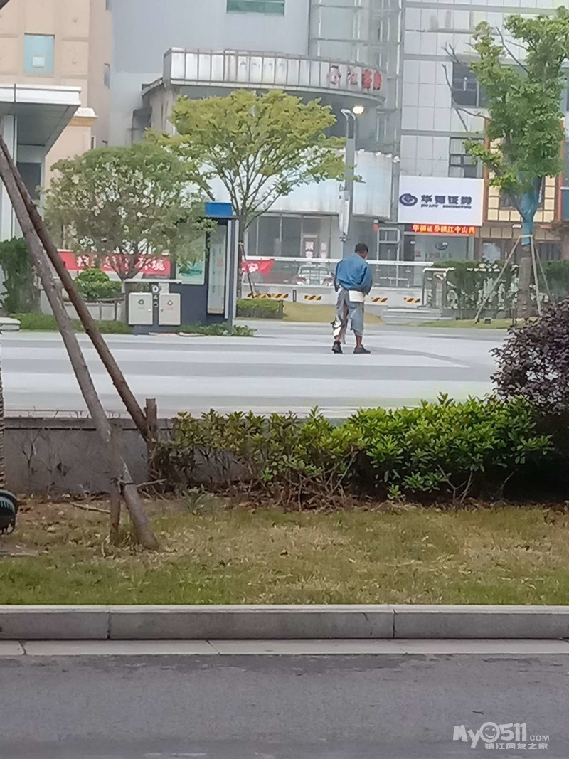 今早在火车站北广场,一流浪汉裸露着生殖器在.