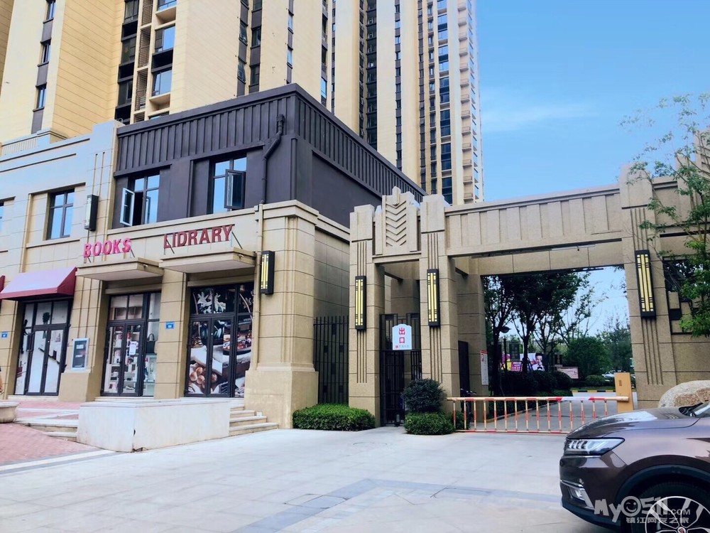 中建大观 沿街商铺 小区大门口第一间 面积:220平方