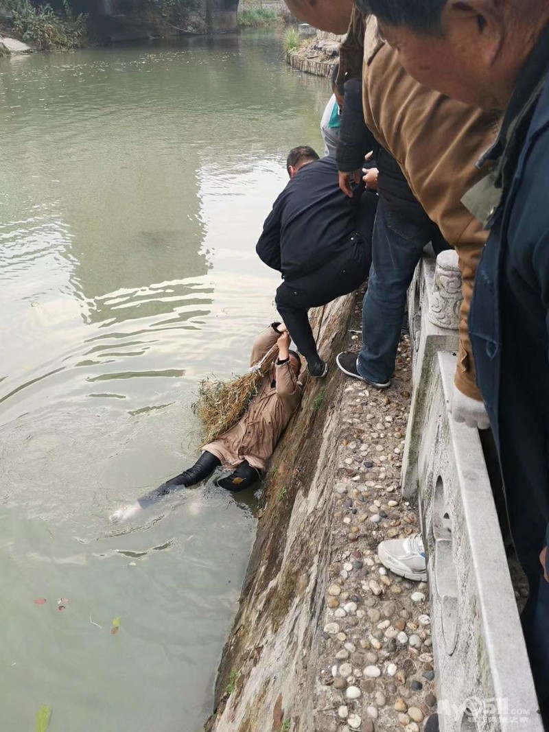 虎踞桥一女子不小心落水——小伙见义勇为就起落水女