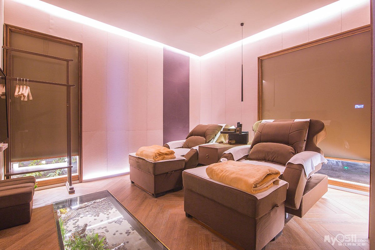 中心区域的足疗区空间开阔,可供十几人同时休憩享受,周遭人来人往拉 