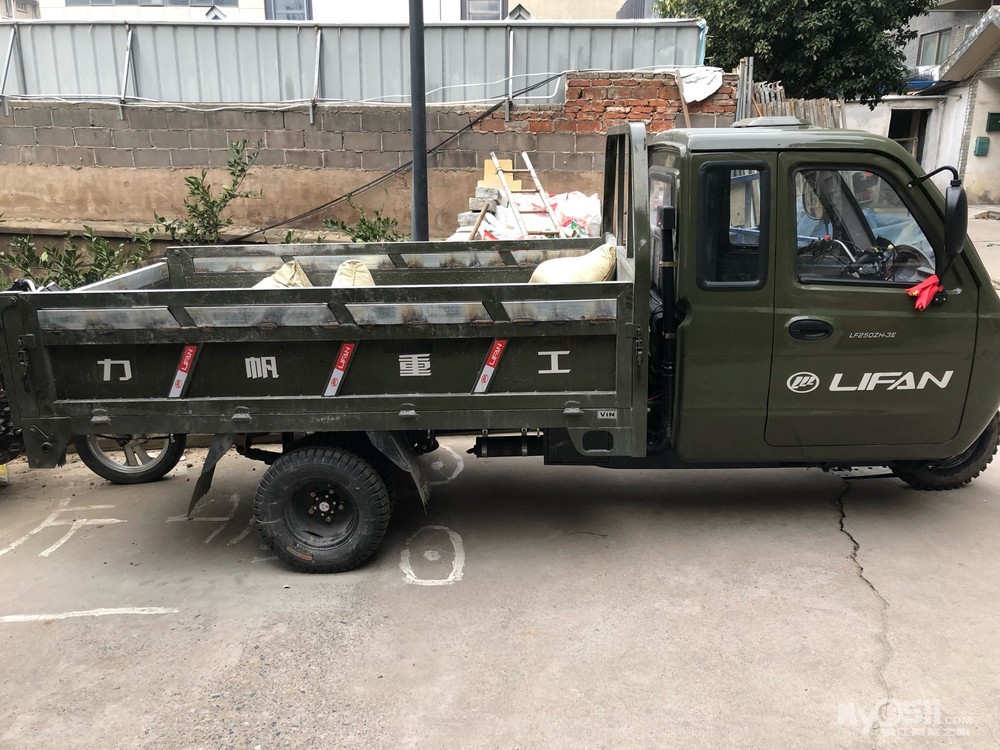 自卸三轮摩托车