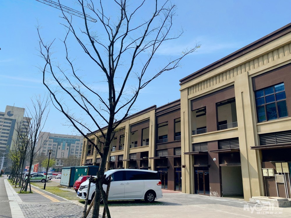 星时代广场旁沿街商铺出售44-105平,单价1万五起.