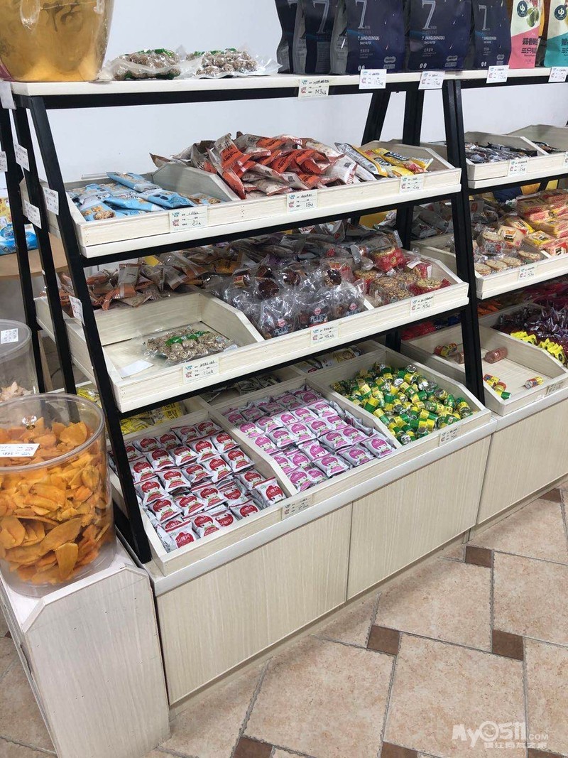 有一批休闲零食货架低价处理