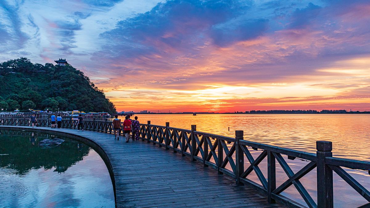 春江潮广场(日出朝阳红似火)
