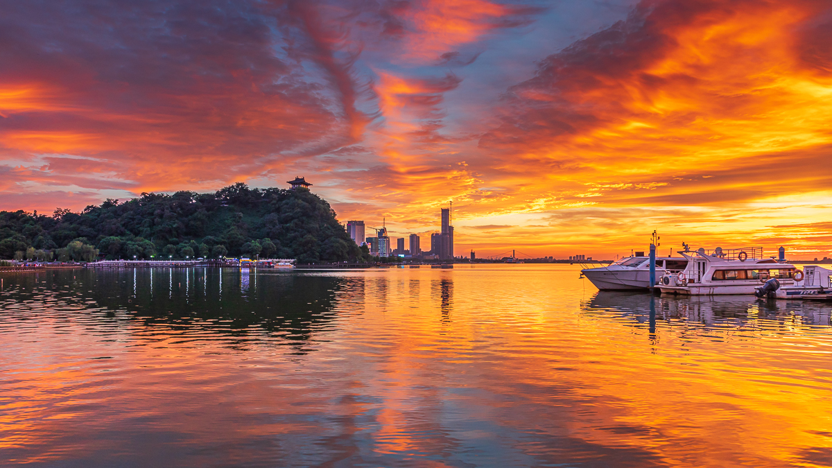 春江潮广场(日出朝阳红似火)