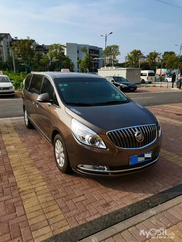 新款别克gl8公务舱,2015年4月上牌,2016年1月上牌,同款两台.
