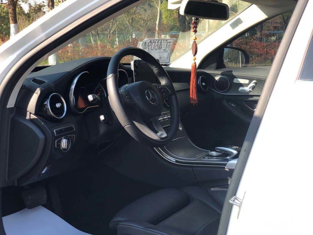 新到:17年8月上牌的奔驰c200,首付几个开回家