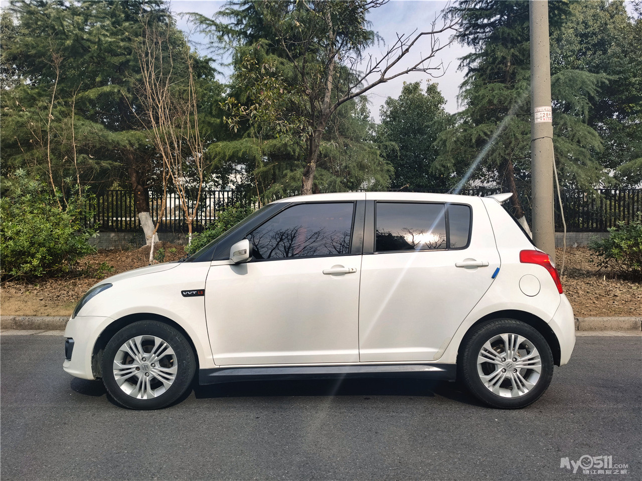 出售铃木雨燕 2013年白色自动挡 大屏导航/小巧精致/配置丰富/首付1.