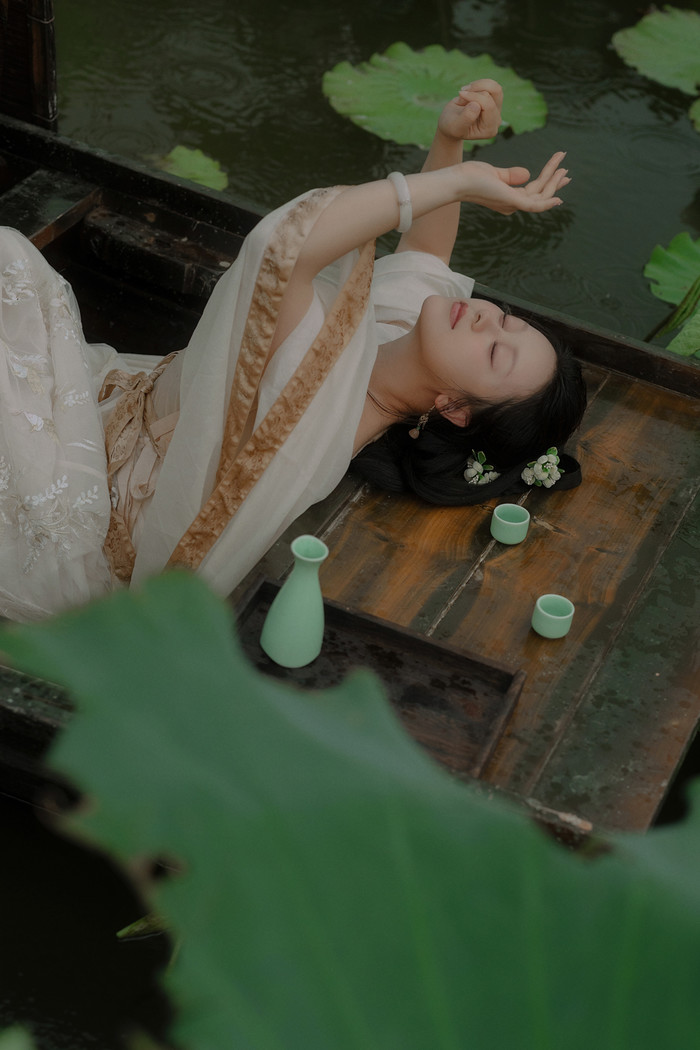 汉服写真「雨荷」