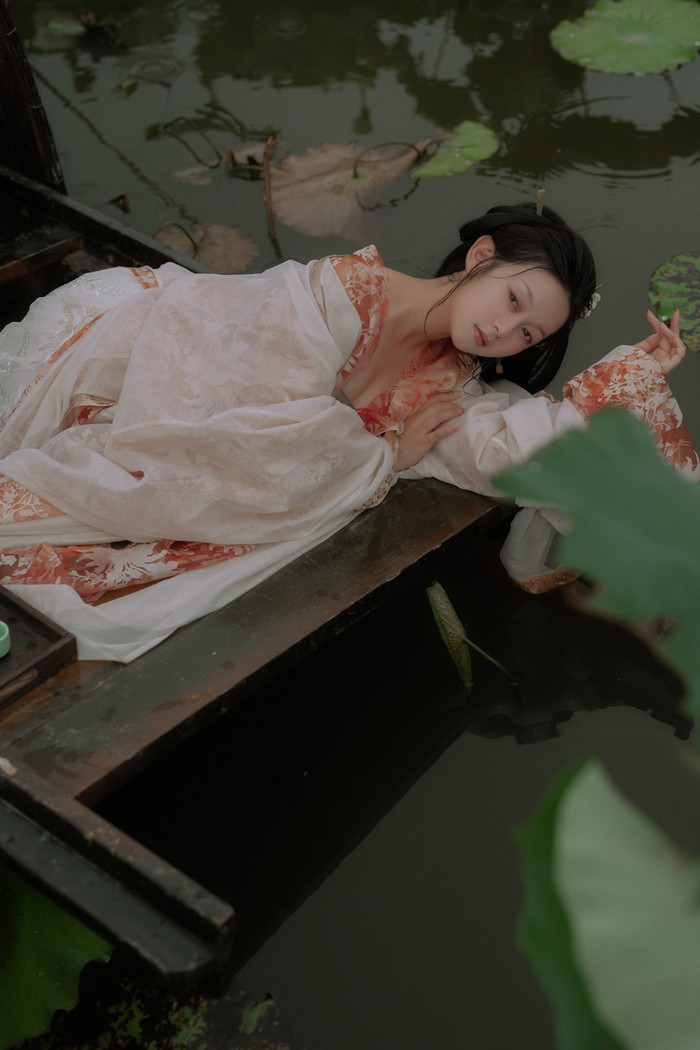 汉服写真「雨荷」