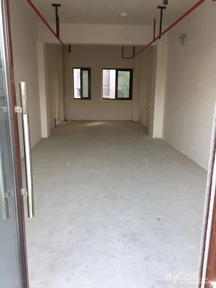 现有美的城二期北门商铺一间,47平米,毛坯