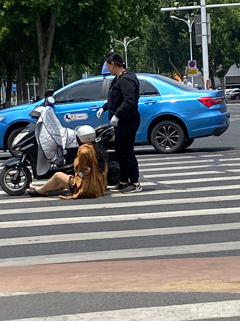 电动车闯红灯被撞！ 百姓话题 梦溪论坛 镇江时事招聘求职社区房产装修美食摄影 汽车摄影运动女性征婚 1980